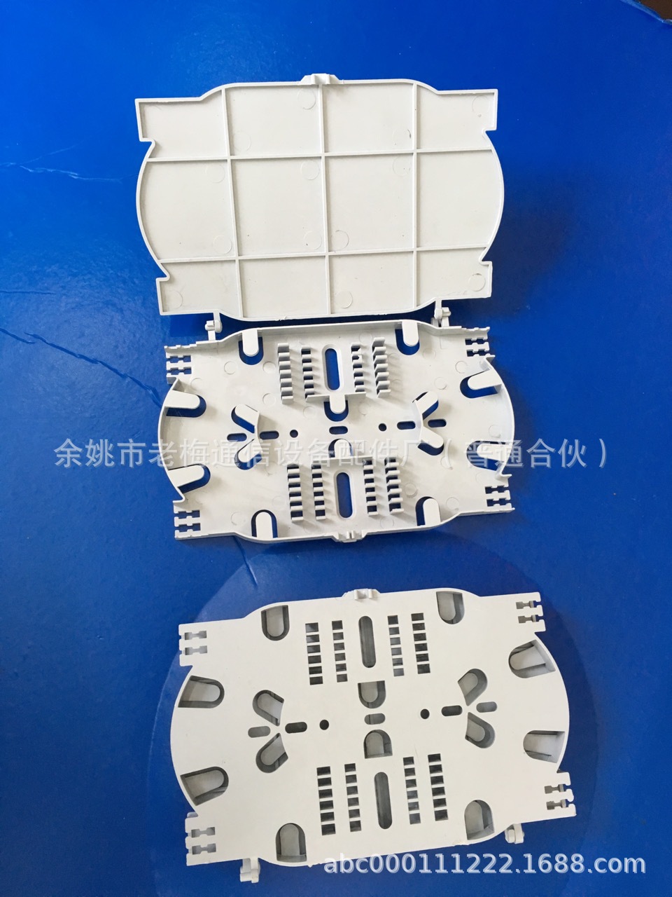 直熔盘(165*100*13)、四口终端盒(150*110*33)、光缆1分4分支器