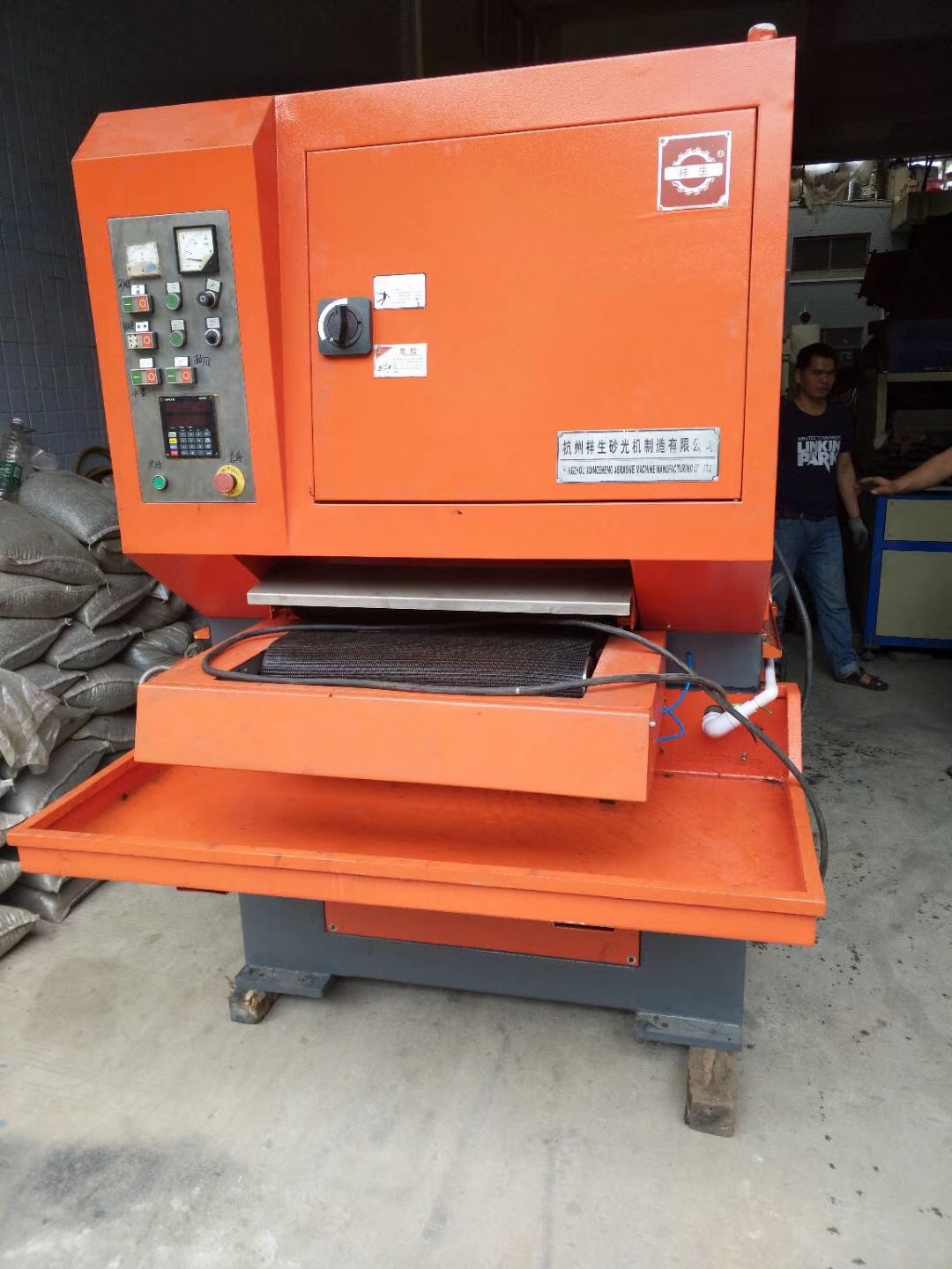 低价处理二手600宽水拉丝机，大小拉丝机都有现货，低价卖。