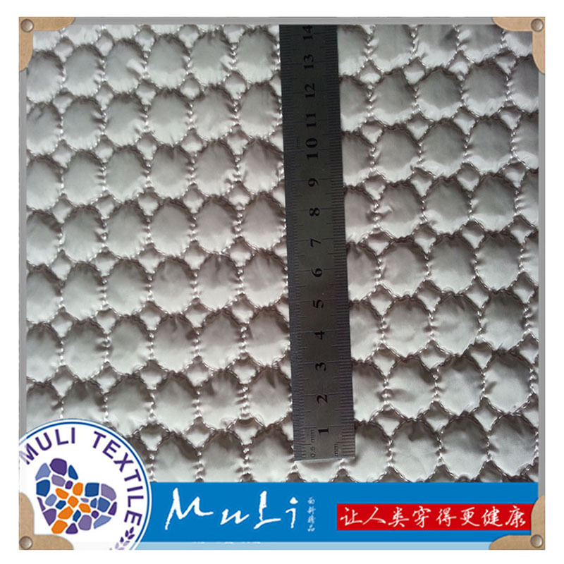 秋冬新款绗繡布料 全滌綸起泡2cm圓形色丁夾棉床墊服裝面料批發