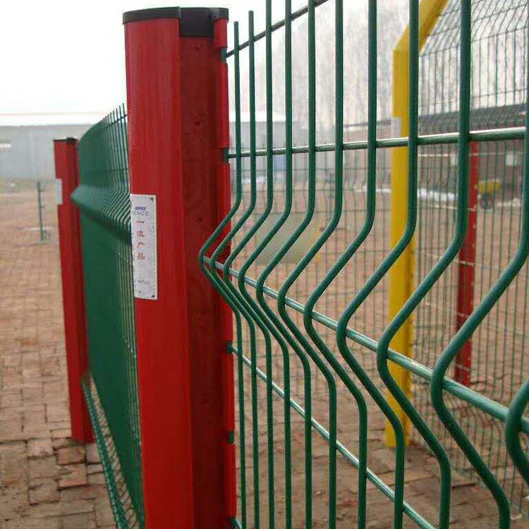 小区三角折弯护栏网 折桃型柱护栏网 小区别墅围墙公园铁丝网围栏