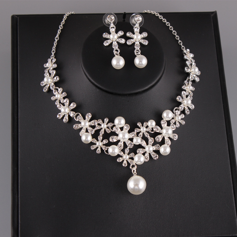 necklace and earrings for bride from pearl