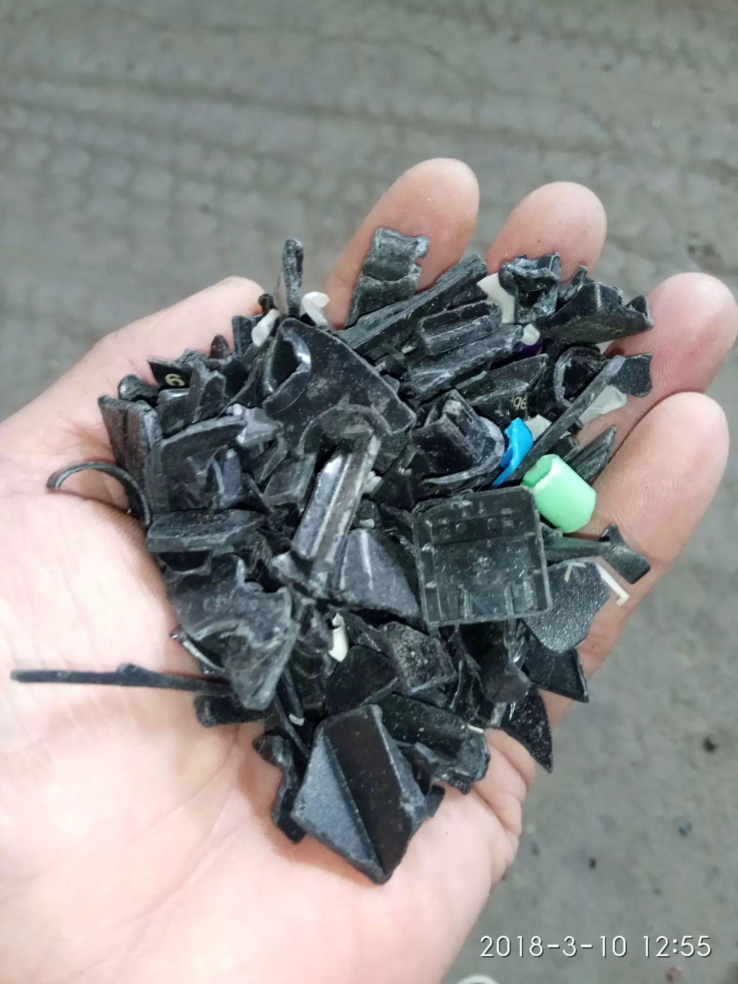 键盘黑色ＡＢＳ粉碎料再生料注塑级可回收高强度电子粒子