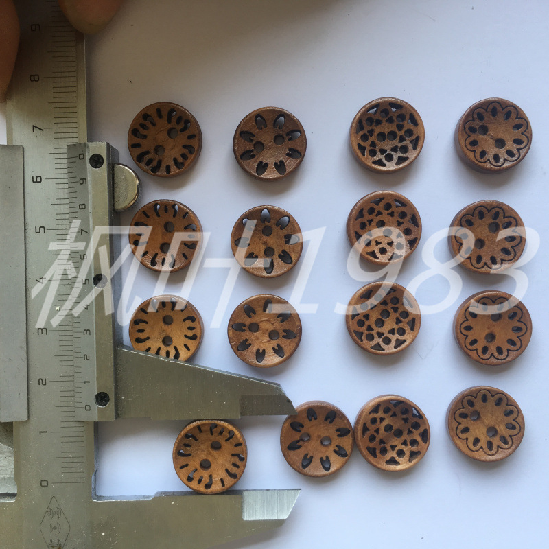 批发咖啡色菊花木制纽扣 花圆型饰品纽扣中咖18/23mm手工扣子