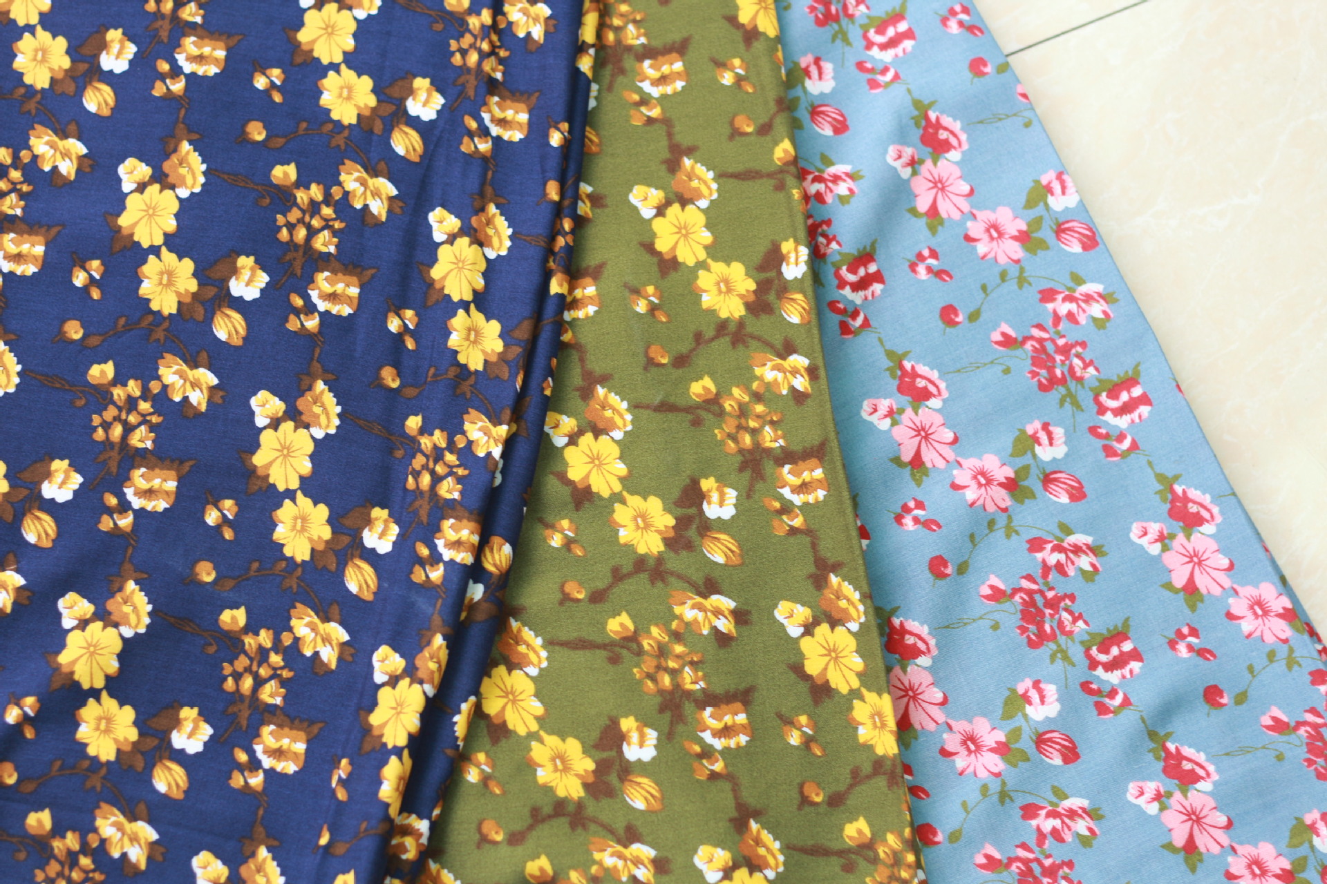 现货供应 厂家直销 人棉印花面料 时尚花型 45支人造棉|ru