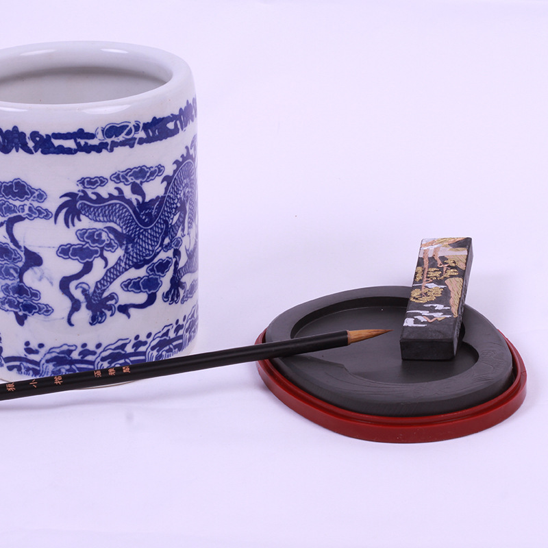 Los fabricantes venden pinceles grandes y medianos para escribir en letras pequeñas y medianas