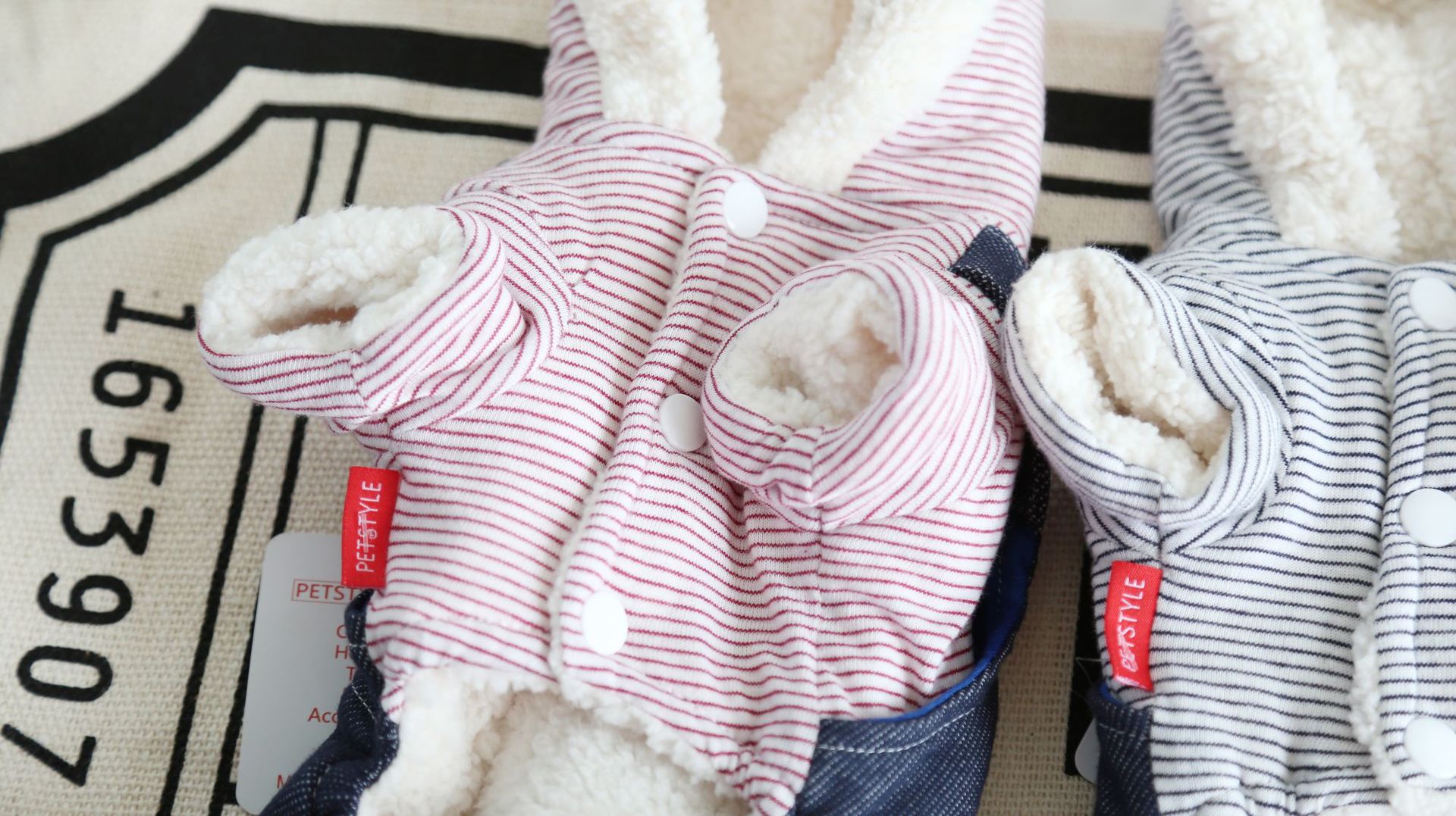 鲨鱼宝宝条纹带帽四脚衣