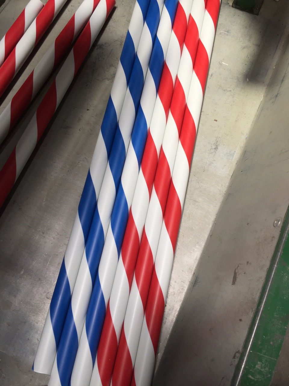 螺旋式双色共挤塑料管，颜色鲜艳表面光洁韧性好。切口平整无毛刺