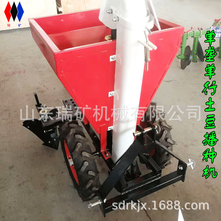 土豆播种机 四轮车带马铃薯播种机 地蛋种植机洋芋播种机