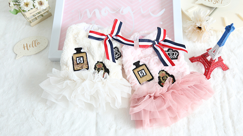 三色带徽章纱纱裙