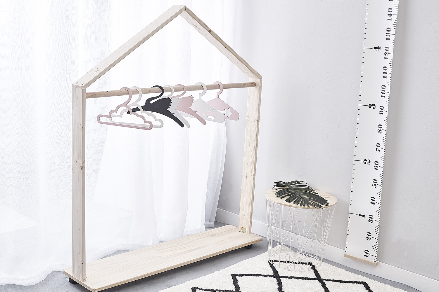 ins童装店装饰展示架 小房子落地滚轮衣架 童装店儿童房展示道具