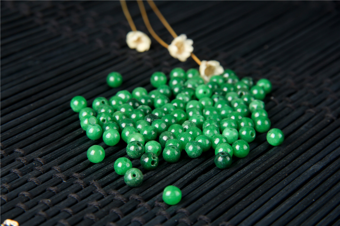 伟德国际丽江市古城区人民法院关于HH1125天然翡翠(A货)葫芦吊坠（第二次拍卖）的公告