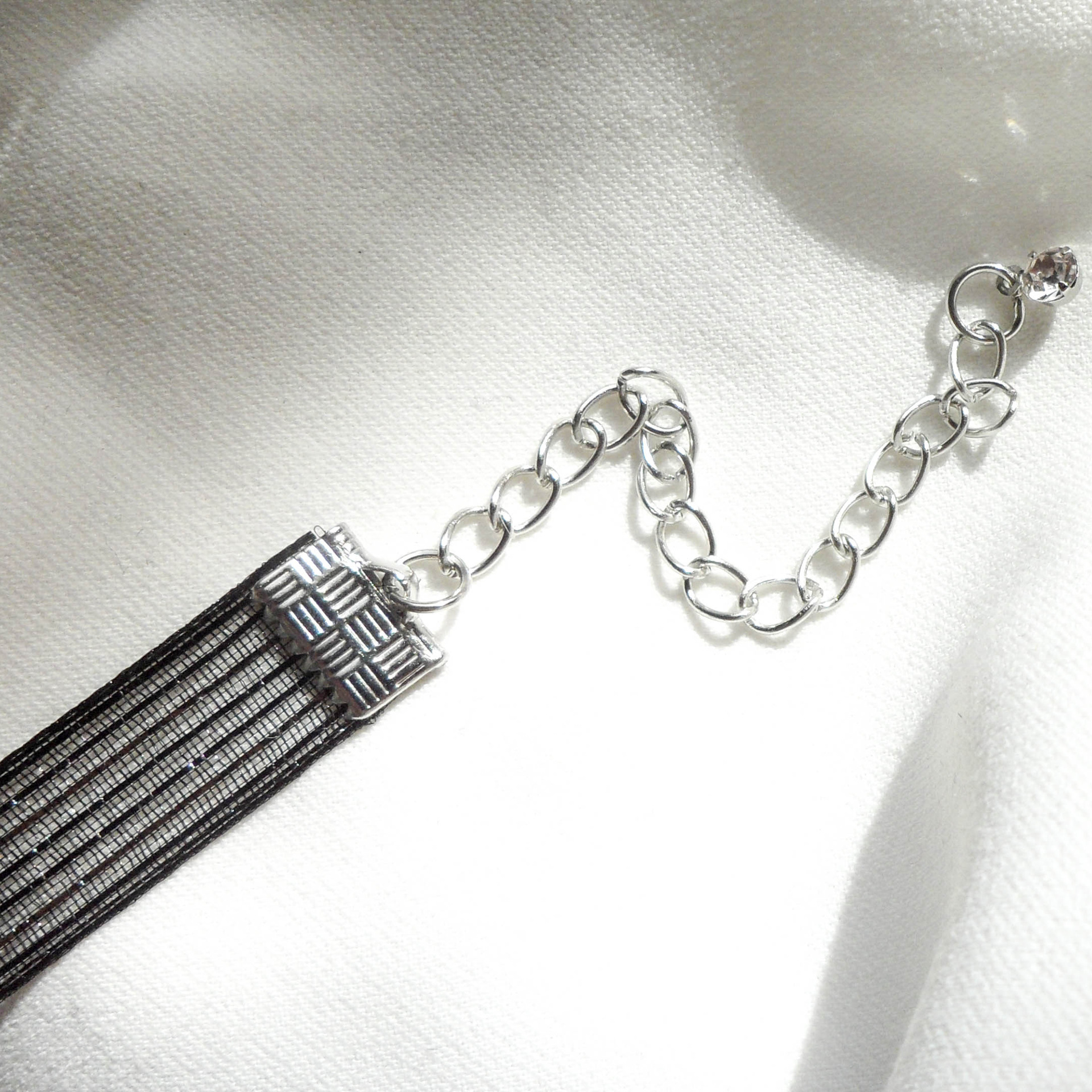 Colar choker elegante preto com diamantes cintilantes_voghion.com
