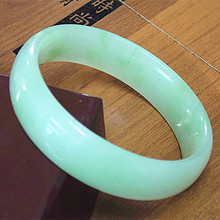 B5泰国开运地摊精美货源 浅绿色玻璃仿玉镯批发中号 玉镯子扁镯