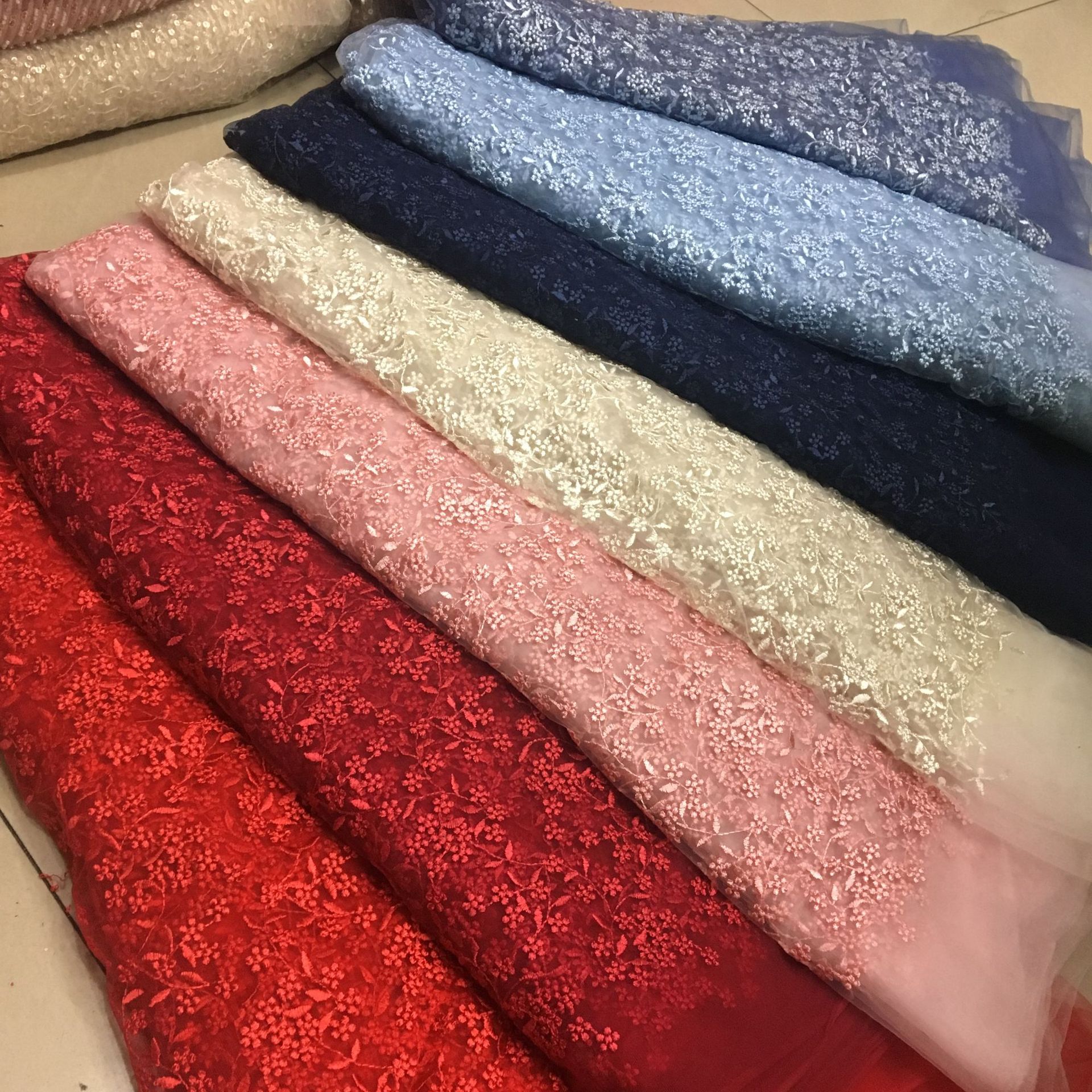 厂家批发 弹力蕾丝面料 雪纺精细平绣花布 时尚女装婚纱亮片布料