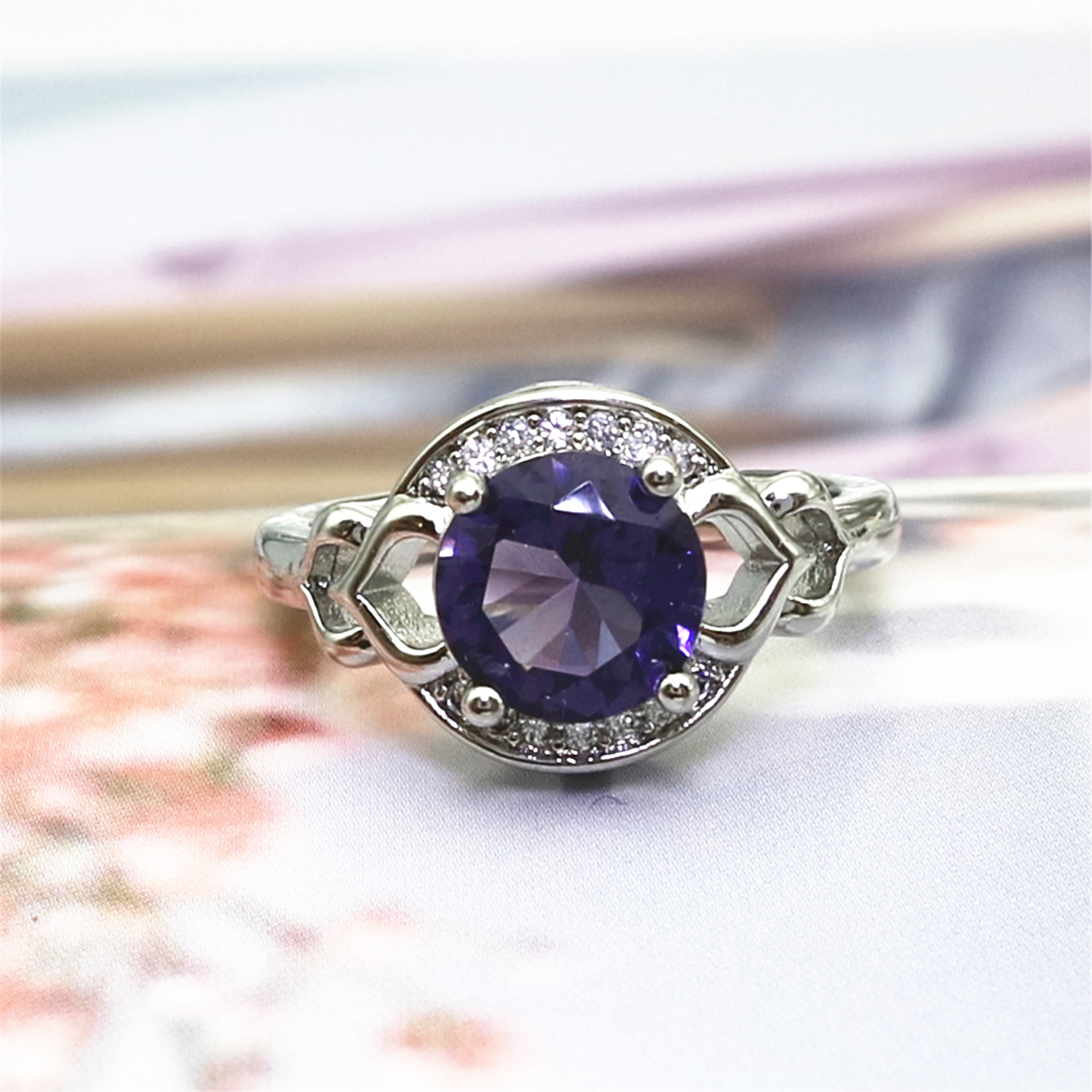 Designer ring voor dames met paarse amethist en zirkonia_voghion.com