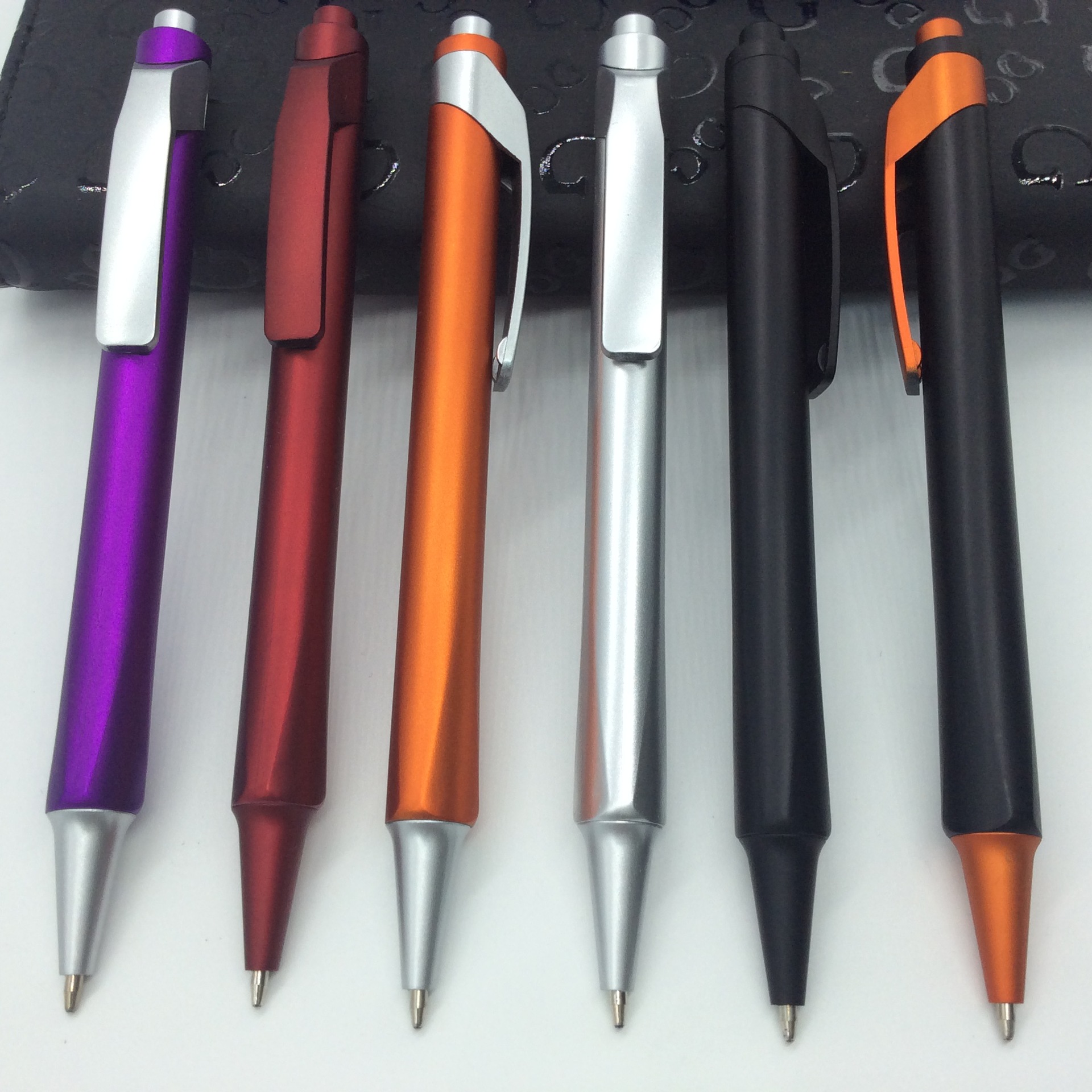 商务广告笔按动塑料圆珠笔 喷漆塑料圆珠笔商务笔定制公司logo