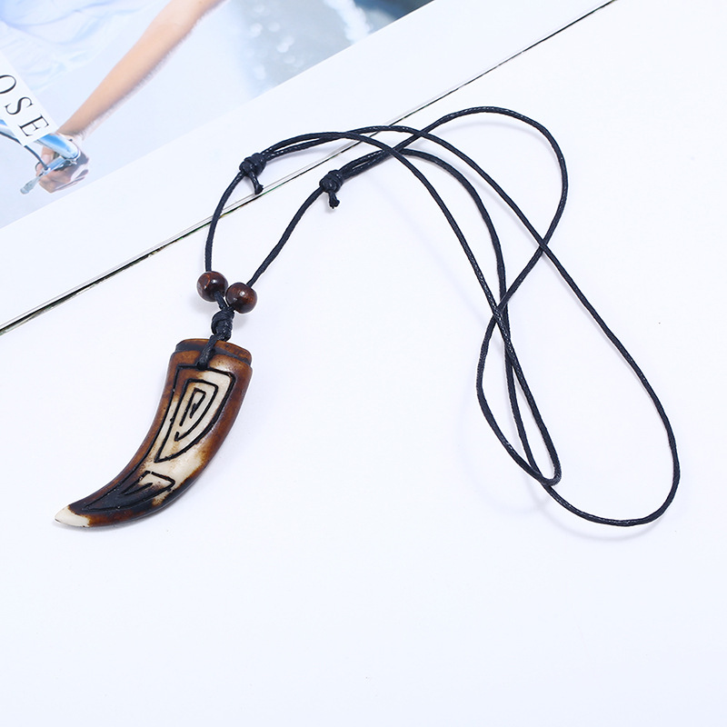 Suministro directo de fábrica nueva resina collar los hombres vintage stall oferta zona turística 2 yuanes tienda joyería al por mayor