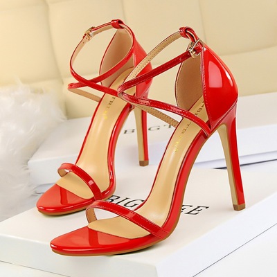 126-7 European and American Wind fashion banquet women's shoes with high heels and toes lacquer leather cross sexy nightclub sandals