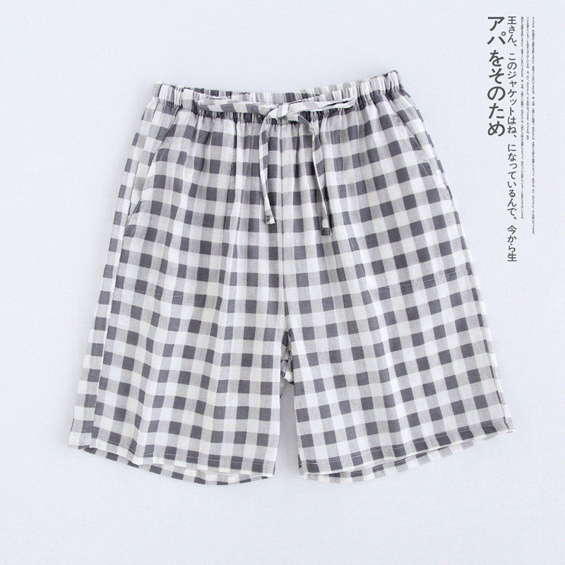 グレーのチェックパンツ