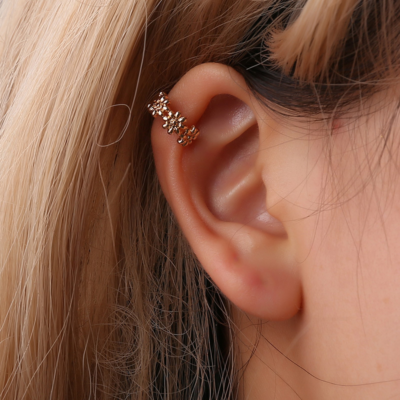 U-shaped Small Daisy Flower Curved Metal Environmental Protection Pierced Earrings display picture 1