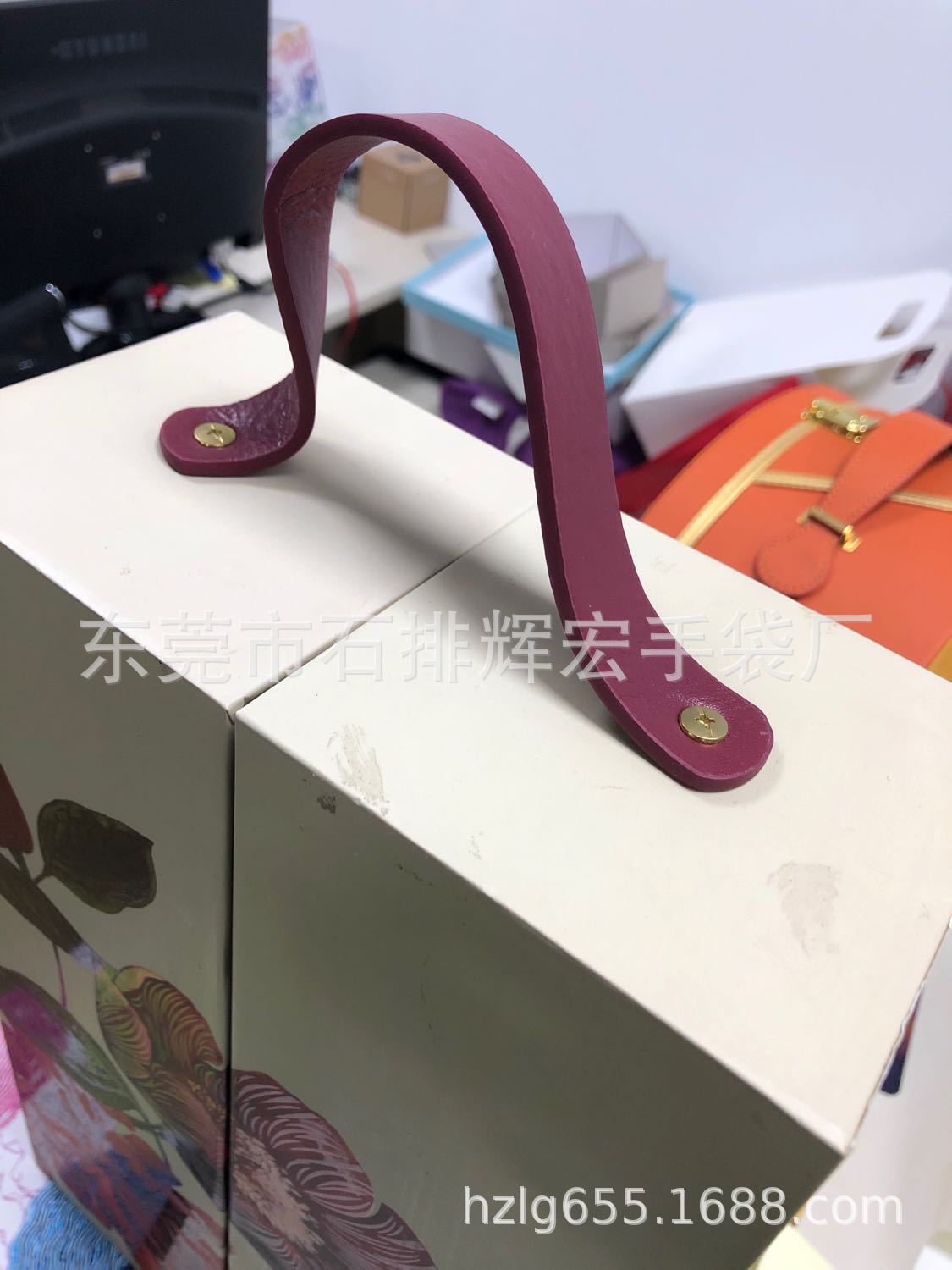东莞手袋厂生产音响礼品盒月饼盒PU皮提手皮拉手皮带皮挎带皮手挽