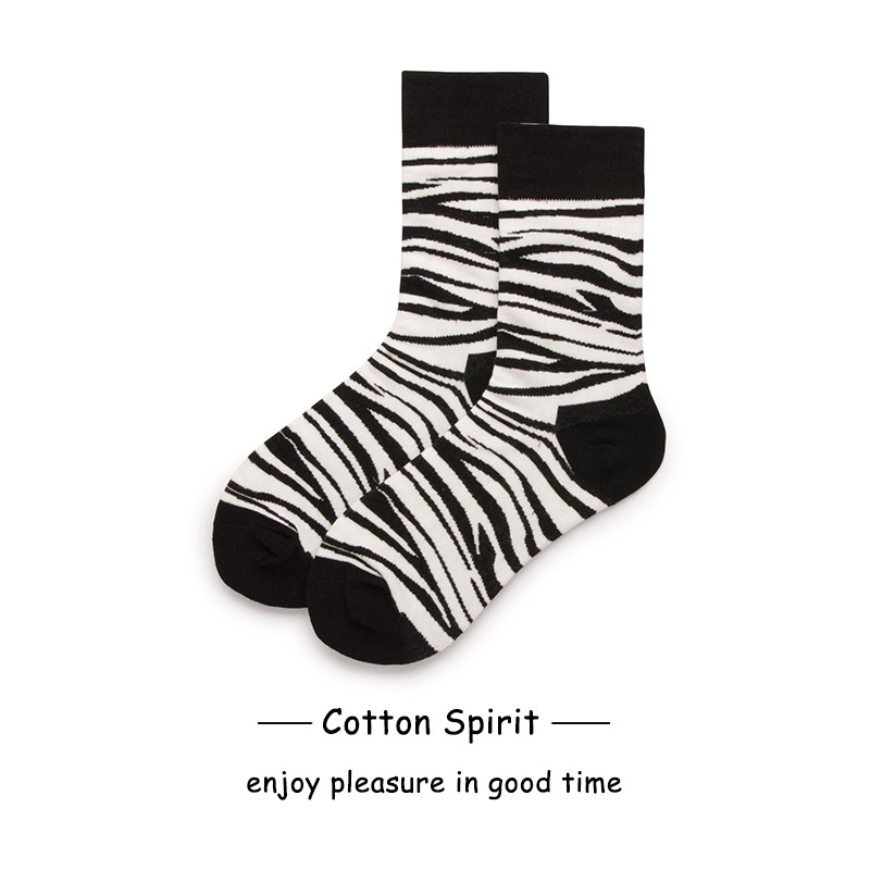 Cotton Spirit Unisex Black And White Color Matching Mid-tube Socks Fashionable Black Horse Leopard Printy Socks British Style Couple Socks