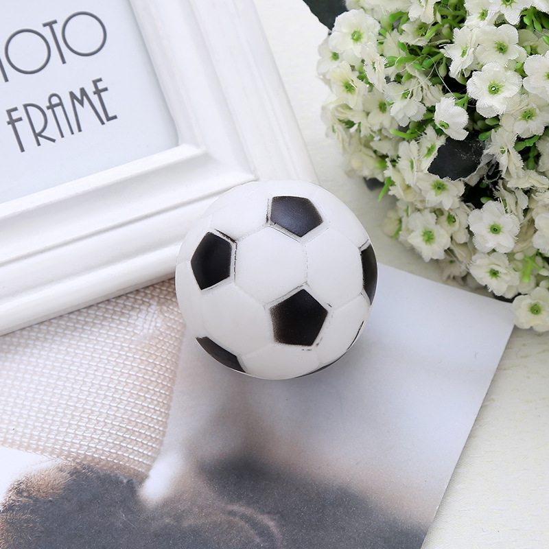 Suministro directo de fábrica Bola de juguete de sonido para mascotas Bola de juguete de vinilo lanzando juguete interactivo para perros resistente a mordeduras molares