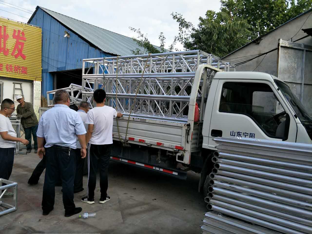 8584740687_1156568273