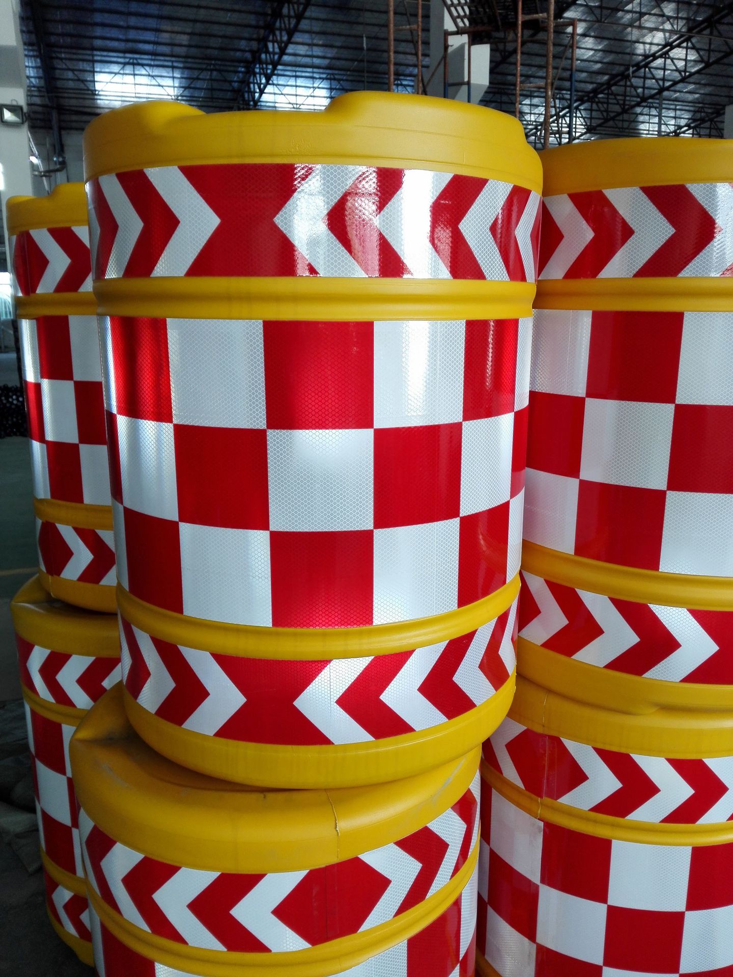 厂家批发 吹塑防撞桶 耐撞 安全防撞设施 反光红白格 600*800MM