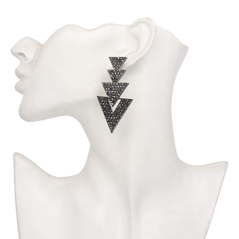 Großhandel Mode Neue Geometrische Dreieck Metall Eingelegte Strass Ohrringe Nihaojewelry display picture 7