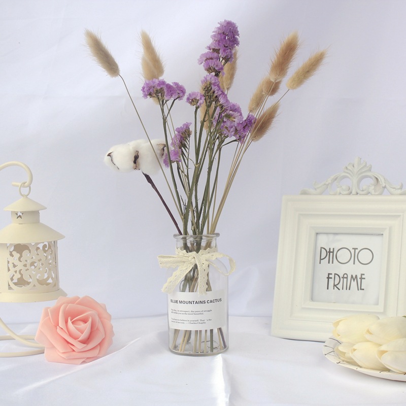 Accessoires photo style nordique : bouquet de fleurs séchées, fond mural, décoration intérieure, poses._voghion.com