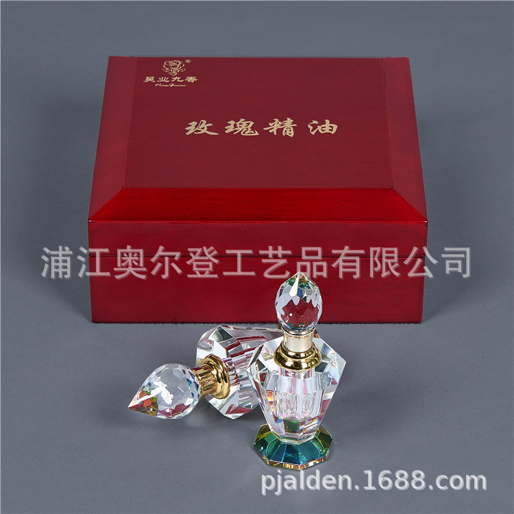 Factory direct sales of high-end square flip-top crystal perfume bottle, wooden box set, perfume essential oil gift, wooden packaging detail image 3