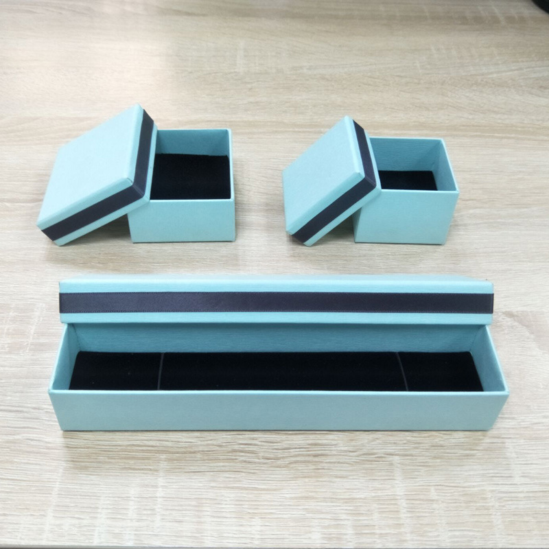 Exquisita joyería de papel de cuero caja de embalaje pendientes anillo collar pulsera tobillera colgante caja de embalaje entrega