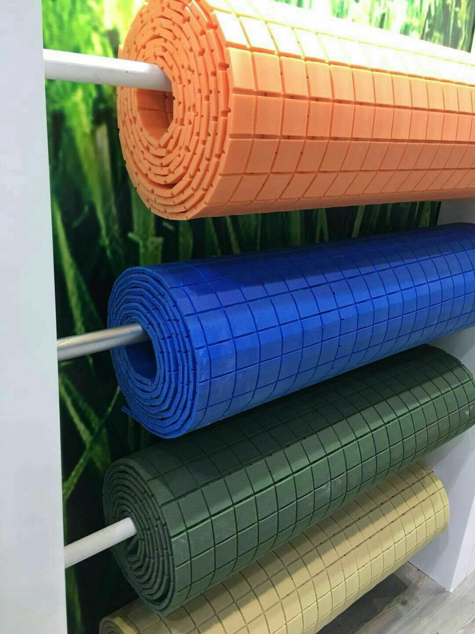 苏州工厂供应 10mm草绿色xpe卷材 xpe打孔足球场减震垫可打孔排水|ru