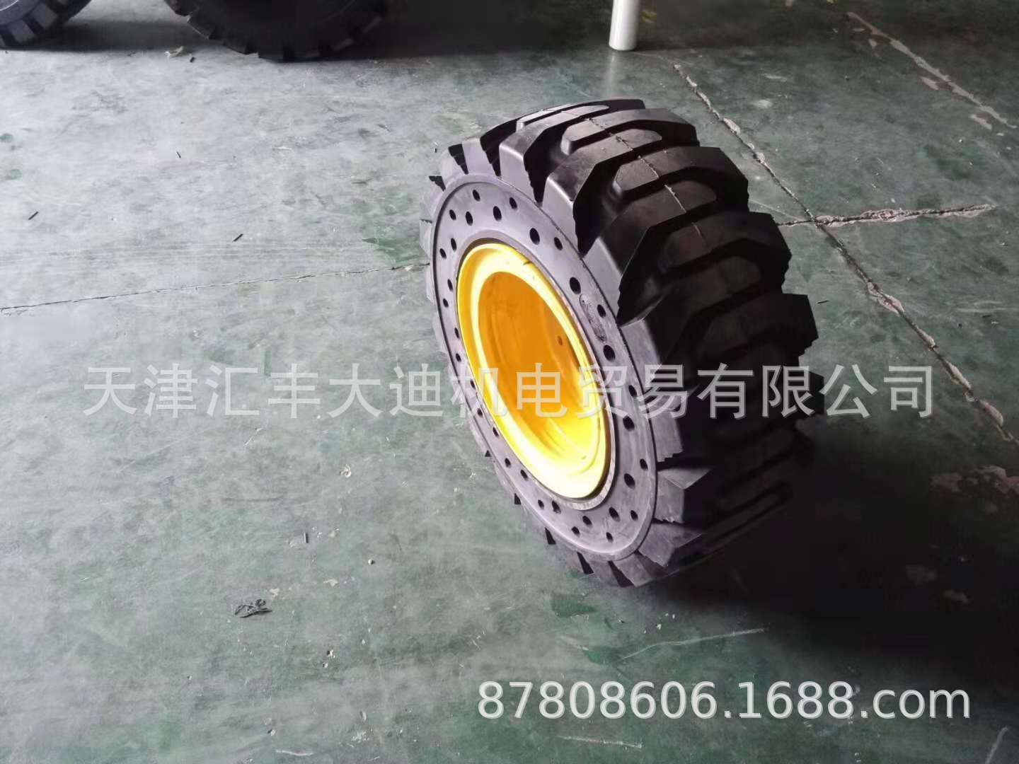 供应高品质工程轮胎山猫装载机轮胎滑移装载机10-16.5实心轮胎
