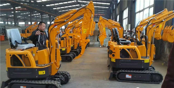 微型迷你挖掘机 农用除草施肥小型挖土机厂家直销