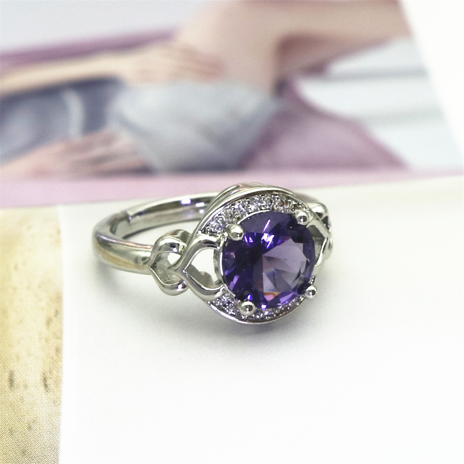 Designer ring voor dames met paarse amethist en zirkonia_voghion.com