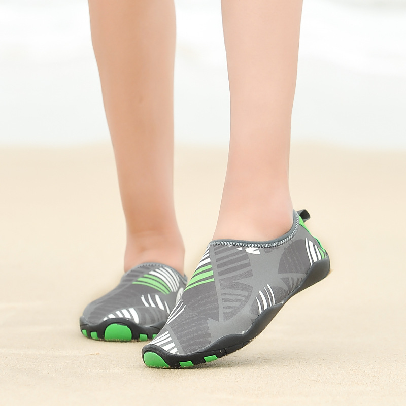 2018 summer New products Amazon Explosive money Swim shoes Wading Sandy beach diving Barefoot Skin care shoes On behalf of