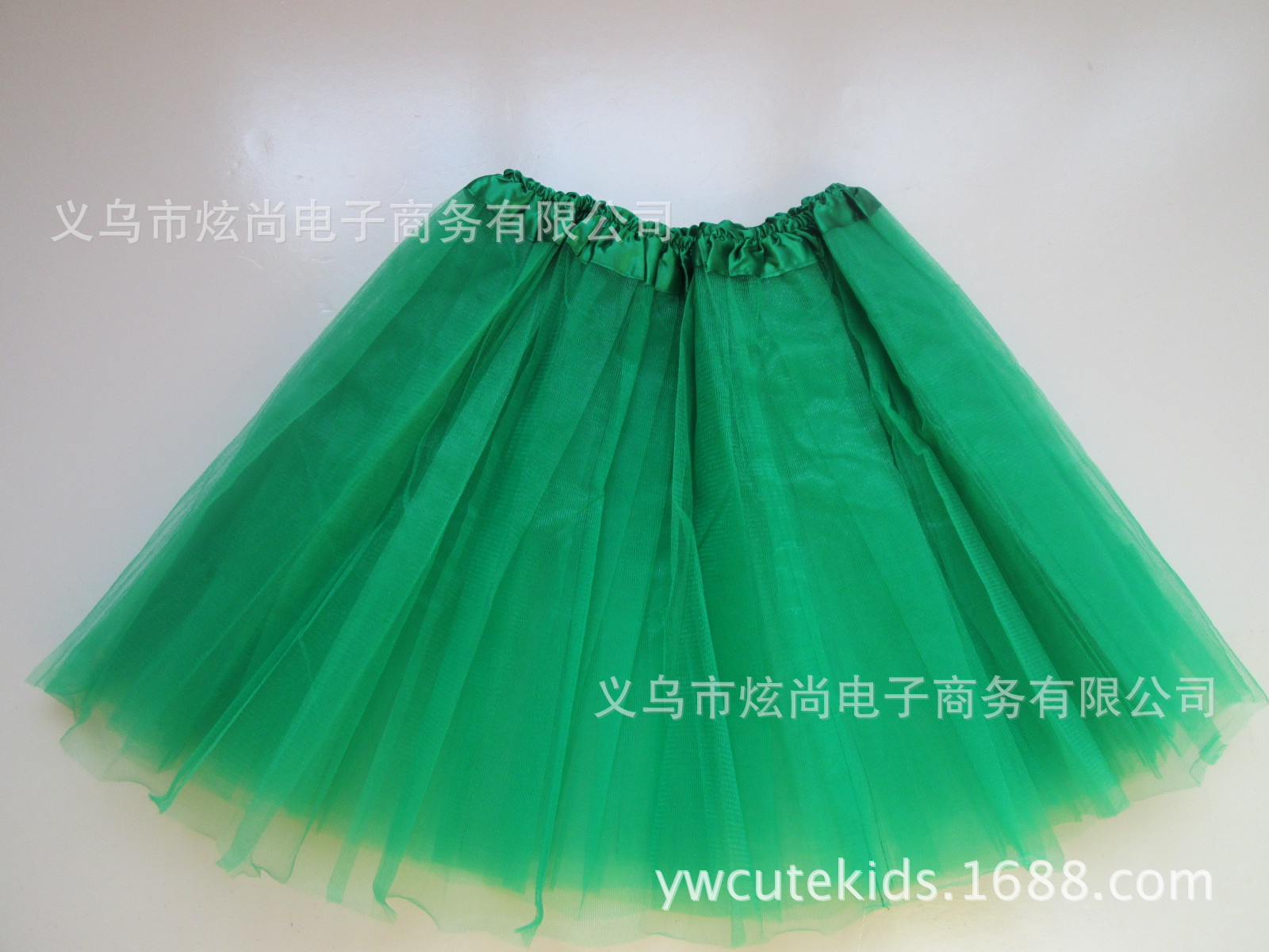 Темно зеленый