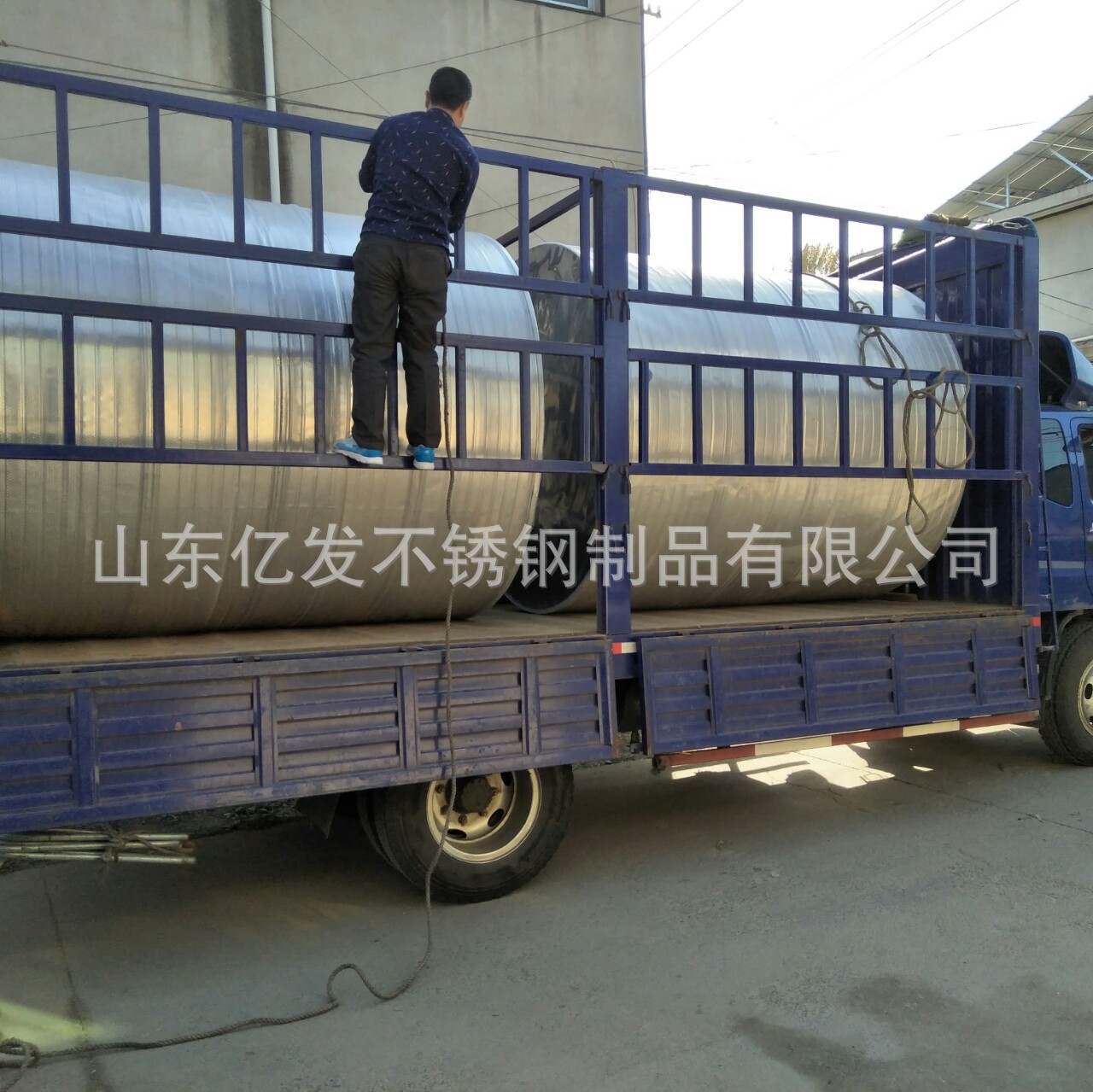 8317646173_975806378