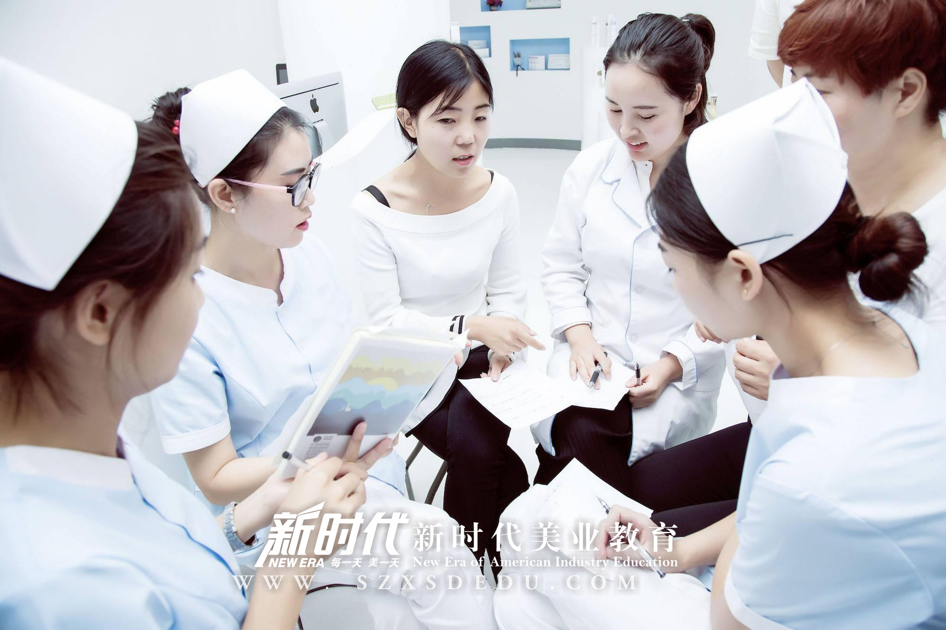 中山学习美甲哪里学校好？新时代深圳美发学校 超大型学校