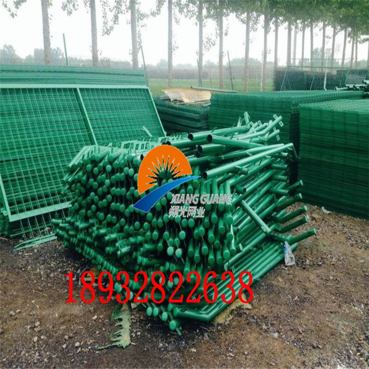 框架護(hù)欄網(wǎng)成堆