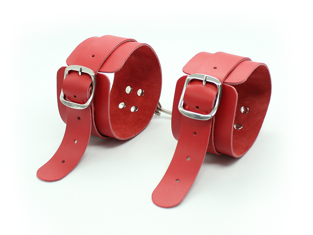 Productos de novedad para adultos de fábrica: juguetes sexuales, esposas de cuero y tobilleras, herramientas de bondage.