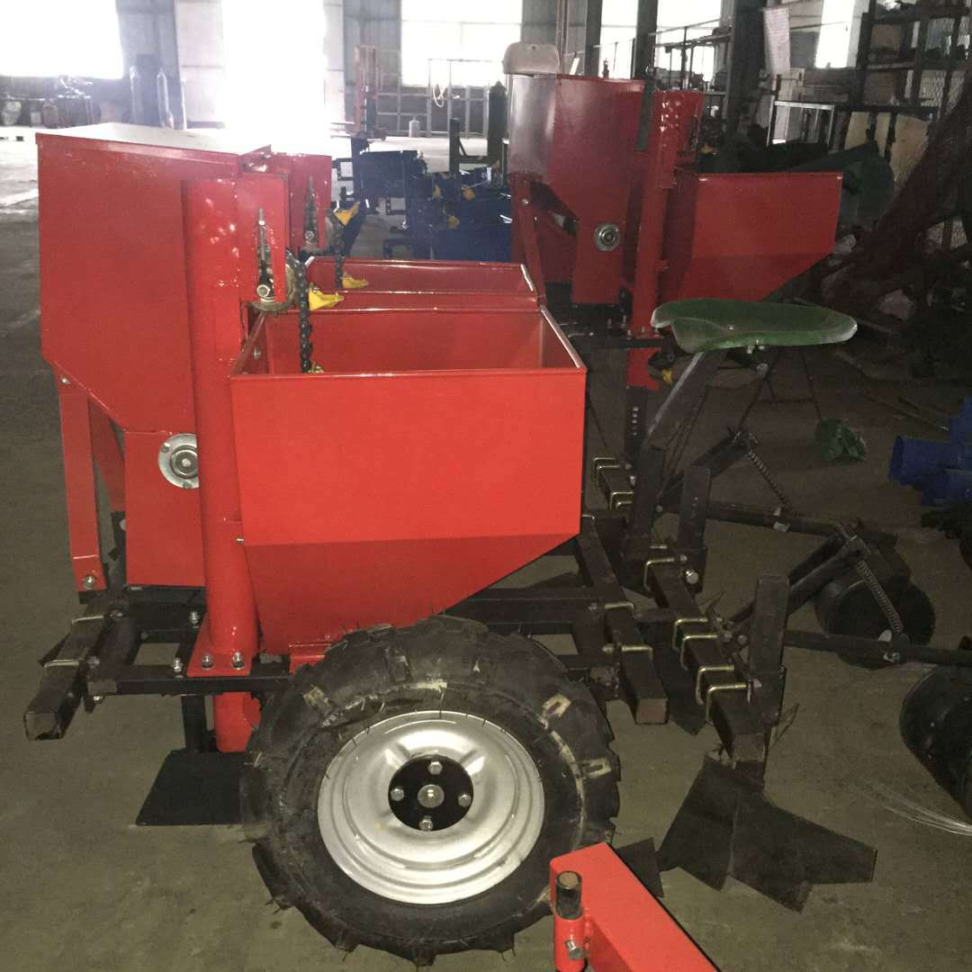 四轮马铃薯覆膜播种机一垄两行土豆播种机价格行情走势天津