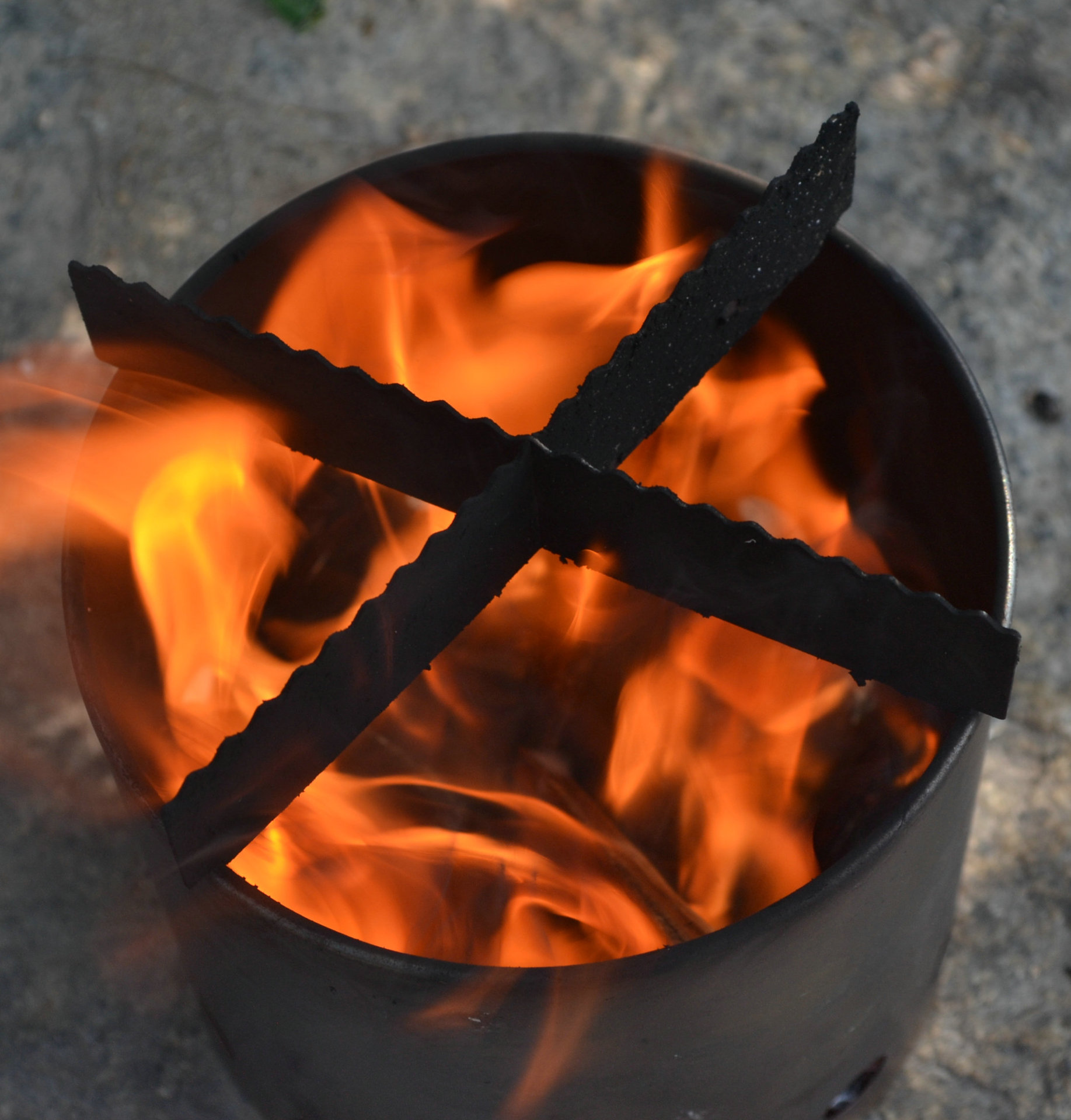 晚上舒适的燃烧木材的火炉照片摄影图片_ID:349893164-Veer图库