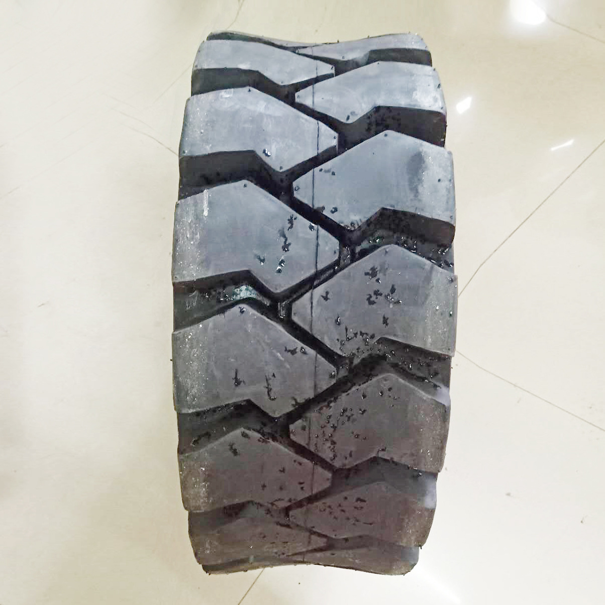 现货供应10.0/75R15.3农用钢丝耐刺扎轮胎 可配钢圈260/75R15.3