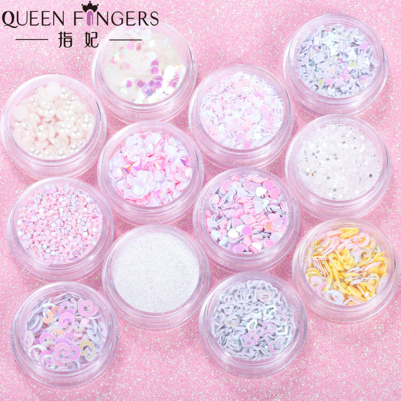 Joyas de manicuras japonesas, chicas de color rosa, chicas de color rosa brillante, maquillaje de ojos rojo, combinación de estrellas y perlas