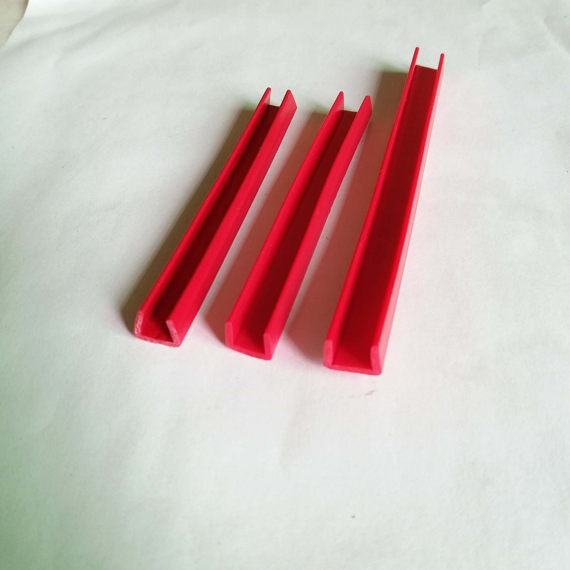 供应封边条PVC软质包边条U形装饰条家具设备 纸货架包边条 防护条