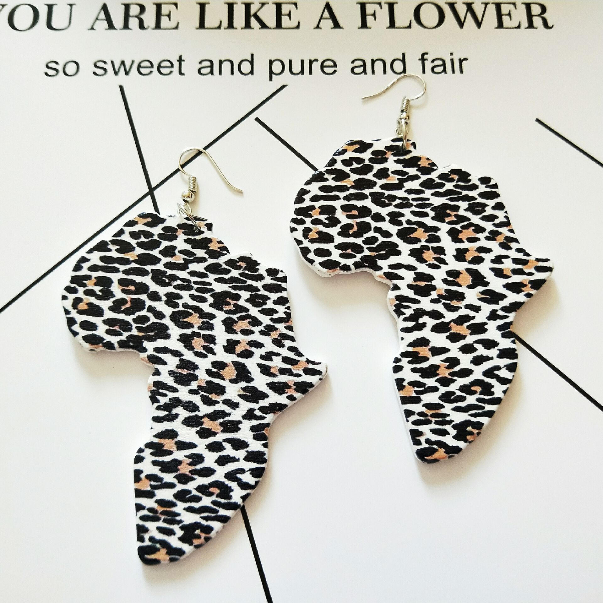 Retro Leopard Printing Wooden Geometric Earrings display picture 1