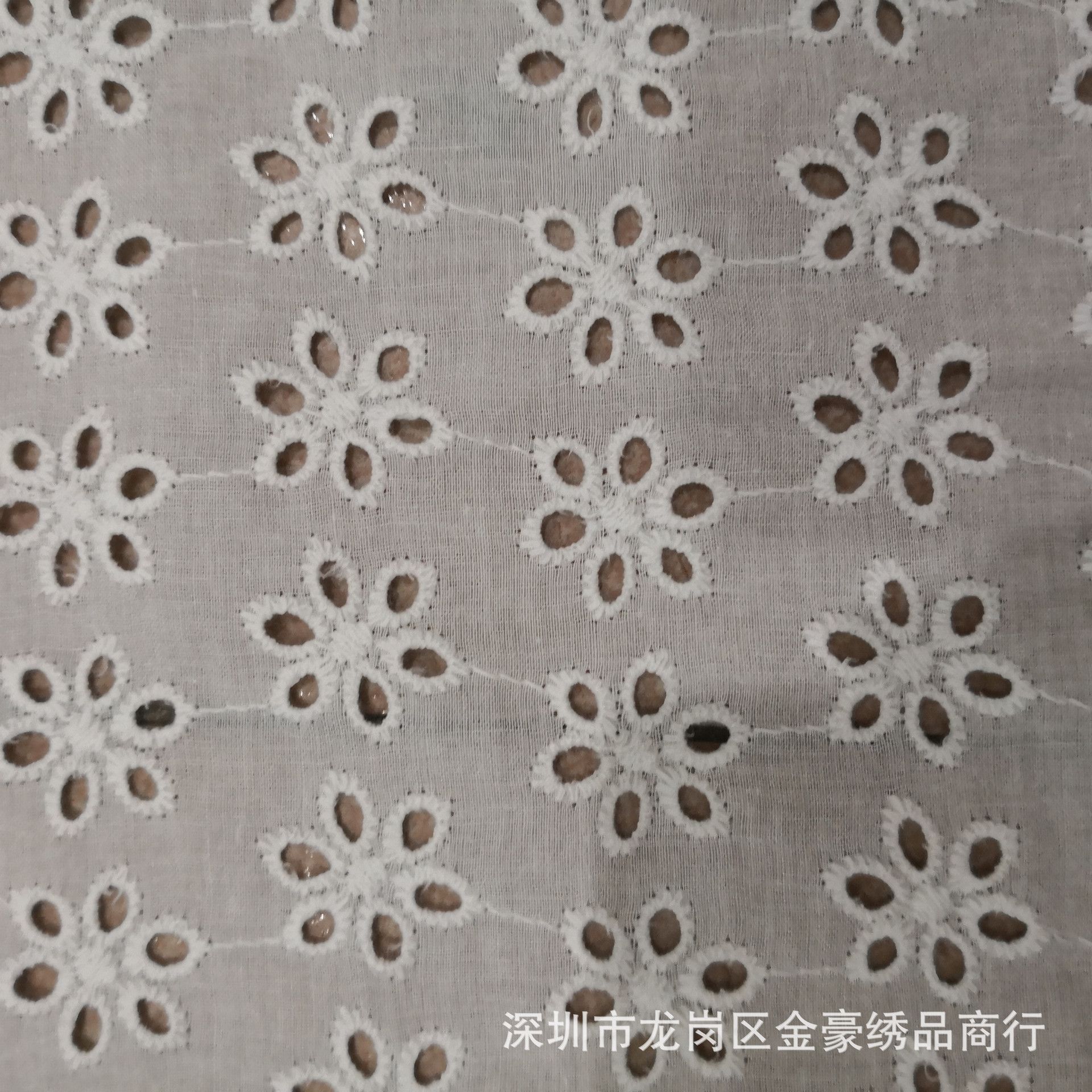 纯棉镂空梅花刺绣面料 批发平绣棉布绣花打孔全棉蕾丝刺绣面料